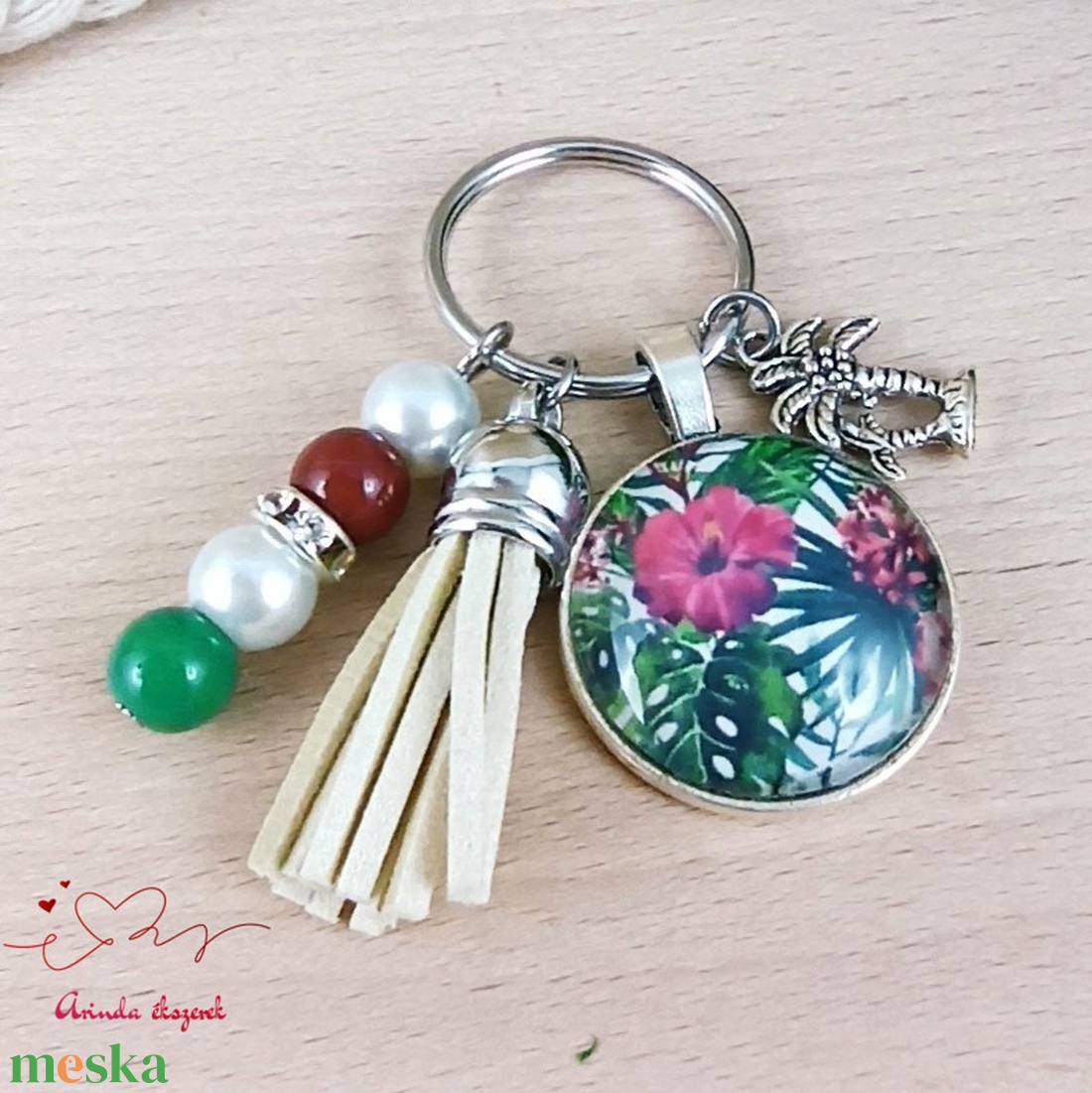 Trópusi virágos kulcstartó bézs bojttal � nyári ajándék nőknek - táska & tok - kulcstartó & táskadísz - kulcstartó - Meska.hu