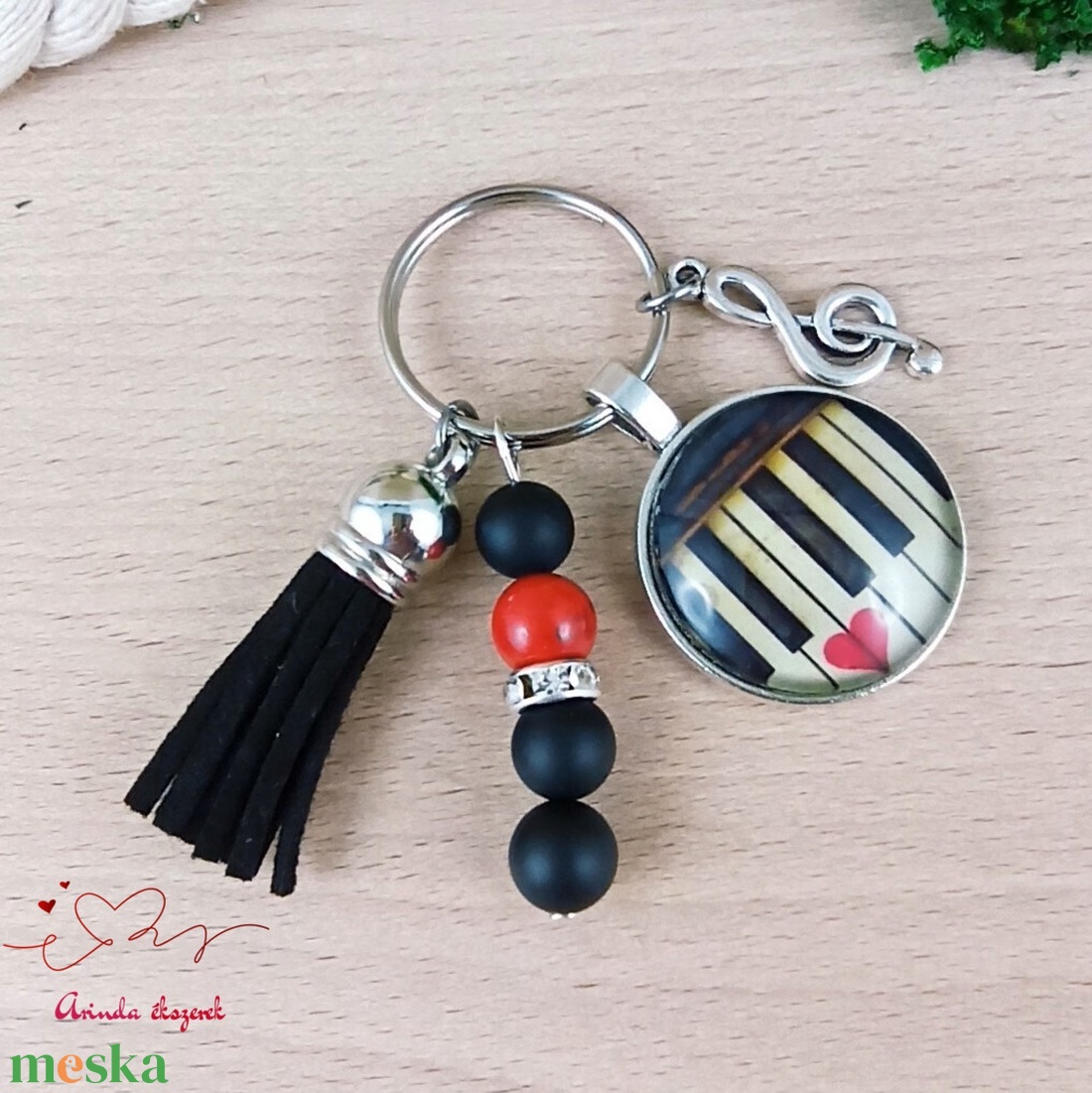 Zongorabillentyűs üveglencsés kulcstartó fekete bojttal � ajándék zenetanárnak - táska & tok - kulcstartó & táskadísz - kulcstartó - Meska.hu