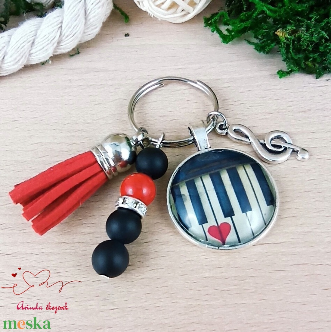 Zongorabillentyűs üveglencsés kulcstartó piros bojttal � ajándék zenetanárnak - táska & tok - kulcstartó & táskadísz - kulcstartó - Meska.hu