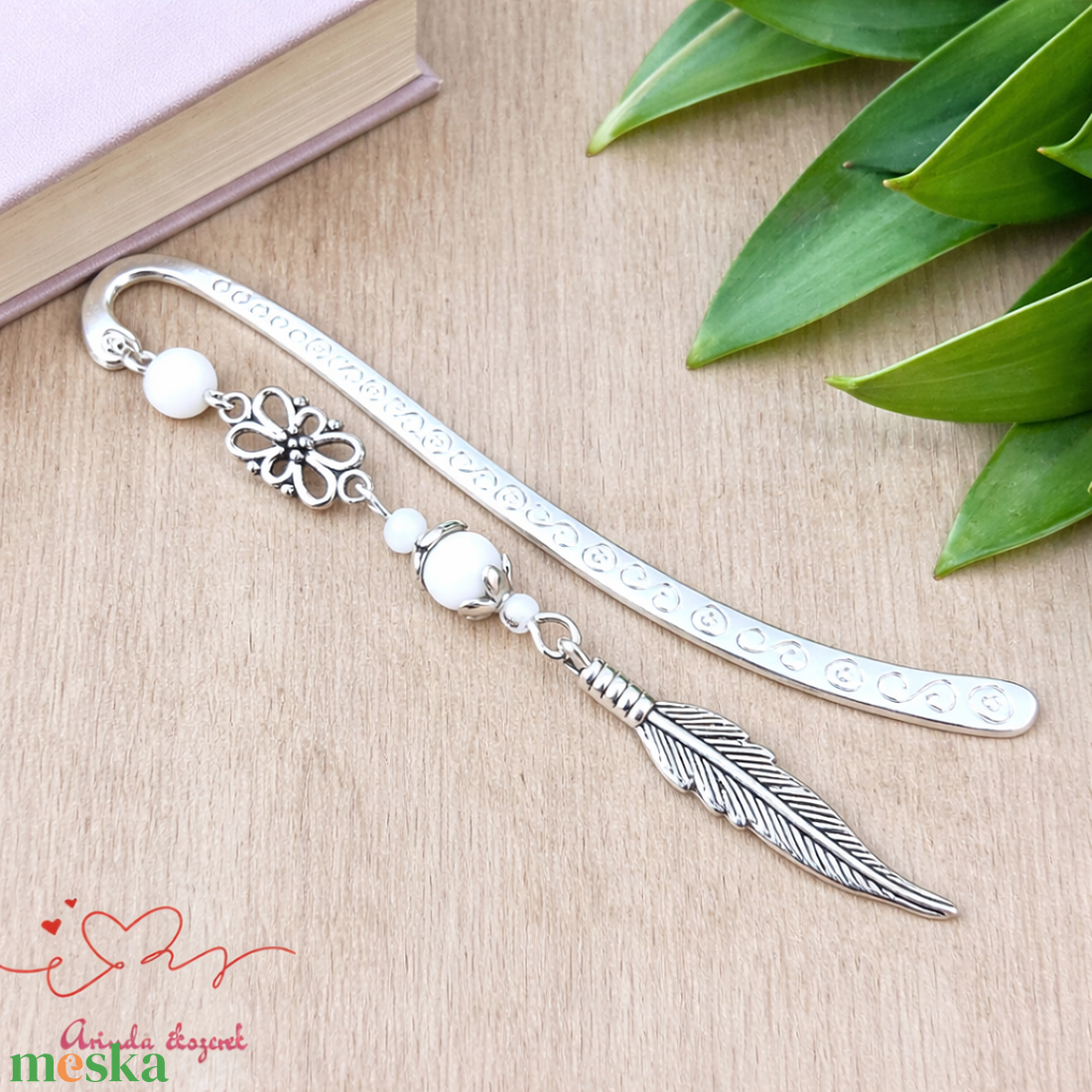 Toll charm könyvjelző � fehér gyöngyökkel, pedagógusnapi ajándék - könyv & zene - könyvjelző - Meska.hu