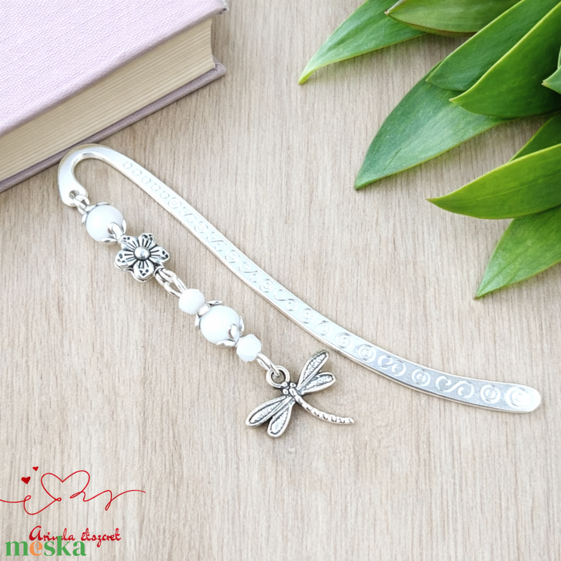 Szitakötő charm könyvjelző óvónéninek évzáróra � fehér gyöngyökkel - könyv & zene - könyvjelző - Meska.hu