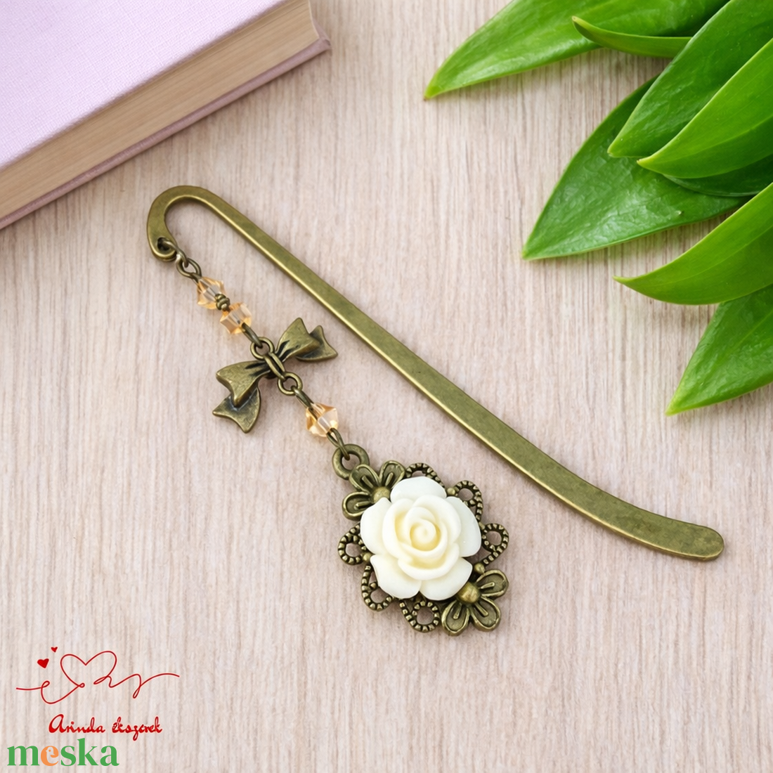 Krém rózsás könyvjelző - Anyák napi apró figyelmesség #48 - könyv & zene - könyvjelző - Meska.hu