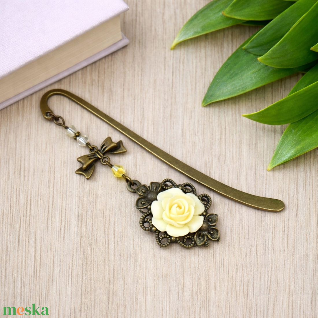 Krém rózsás könyvjelző - Anyák napi apró figyelmesség #41 - könyv & zene - könyvjelző - Meska.hu