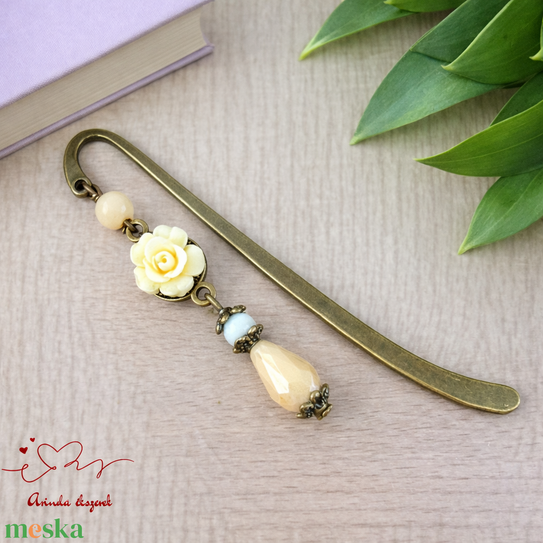 Krém rózsás könyvjelző - Anyák napi apró figyelmesség #36 - könyv & zene - könyvjelző - Meska.hu