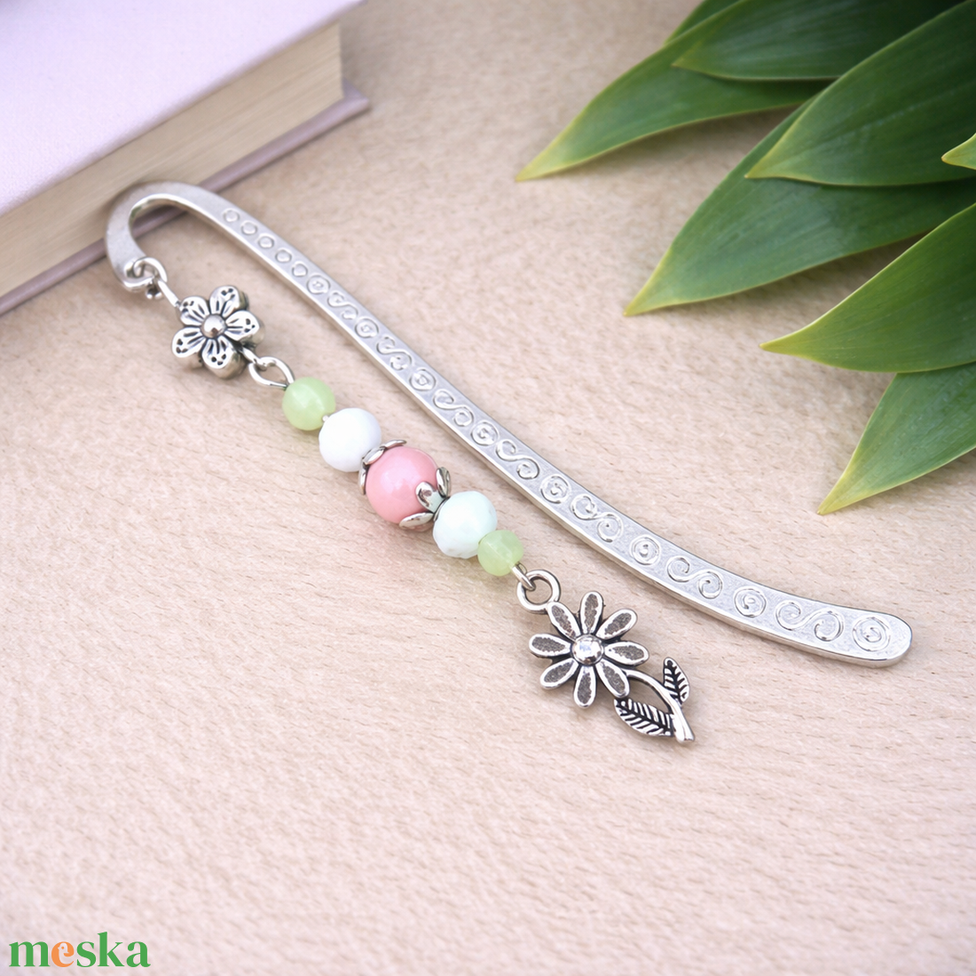 Virágos könyvjelző nőnapra � rózsaszín gyöngyökkel, kézzel készült ajándék - könyv & zene - könyvjelző - Meska.hu