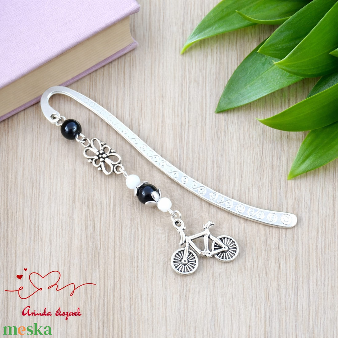 Biciklis könyvjelző � sportos, természetkedvelő ajándék szülinapra, névnapra fekete gyöngyökkel - könyv & zene - könyvjelző - Meska.hu