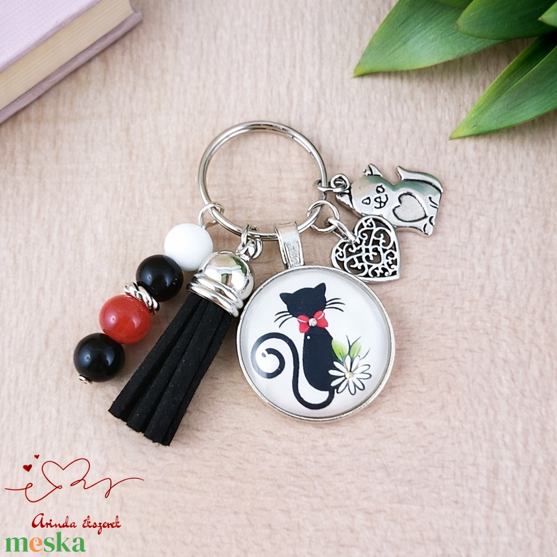 Cicás üveglencsés kulcstartó fekete bojttal � ajándék macskarajongóknak - táska & tok - kulcstartó & táskadísz - kulcstartó - Meska.hu