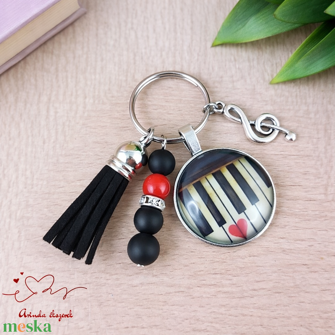 Zongorabillentyűs üveglencsés kulcstartó fekete bojttal � ajándék zenetanárnak - táska & tok - kulcstartó & táskadísz - kulcstartó - Meska.hu