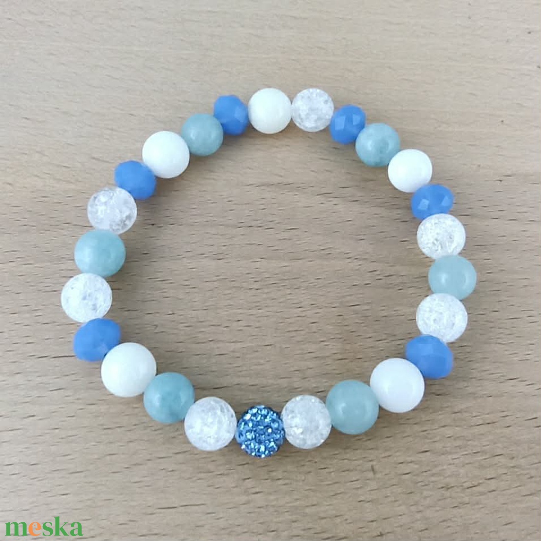 Tenger ihlette kék-fehér ásvány és gyöngy karkötő csillogó középdísszel - ékszer - karkötő - ásványkarkötő - Meska.hu