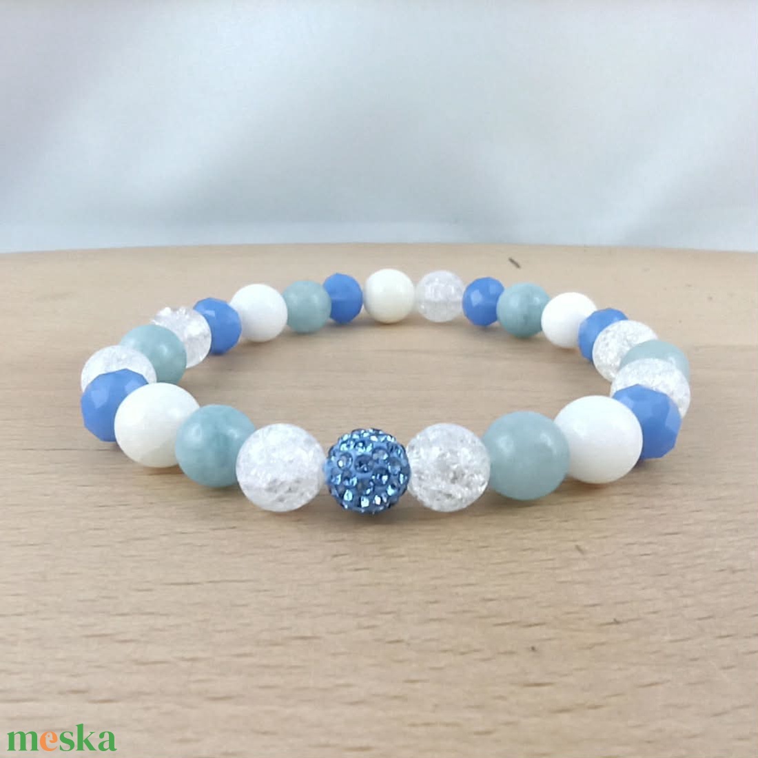 Tenger ihlette kék-fehér ásvány és gyöngy karkötő csillogó középdísszel - ékszer - karkötő - ásványkarkötő - Meska.hu