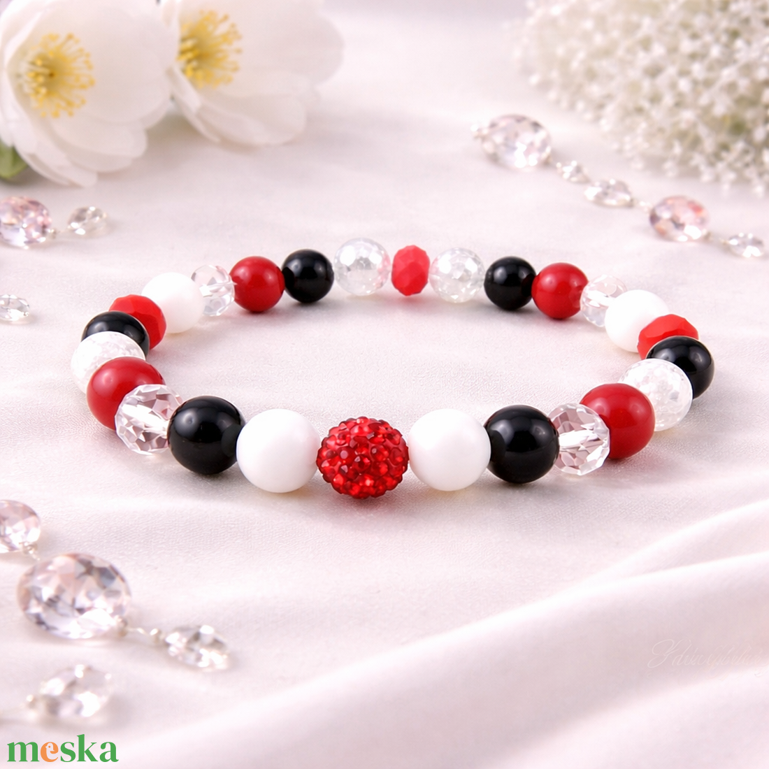 Piros-fekete elegáns gyöngy karkötő � kristályos, minimalista női ékszer 17 cm - ékszer - karkötő - ásványkarkötő - Meska.hu