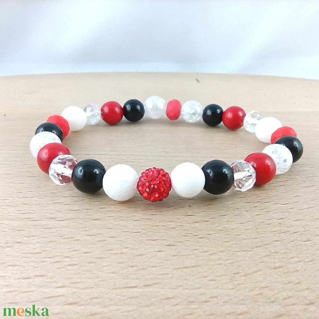 Piros-fekete elegáns gyöngy karkötő � kristályos, minimalista női ékszer 17 cm - ékszer - karkötő - ásványkarkötő - Meska.hu