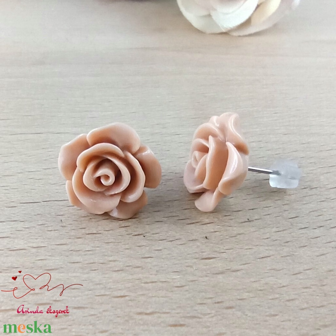 14 mm beige rózsa bedugós fülbevaló � nemesacél alapú romantikus virág ékszer, ajándék nőknek - ékszer - fülbevaló - pötty fülbevaló - Meska.hu