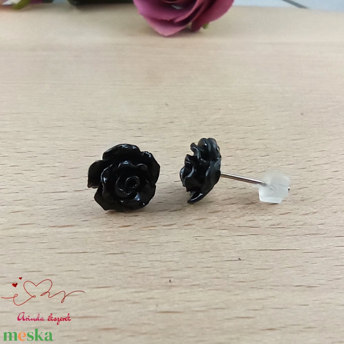 Fekete rózsás bedugós fülbevaló � 10 mm, nemesacél alapú elegáns virág ékszer - ékszer - fülbevaló - pötty fülbevaló - Meska.hu