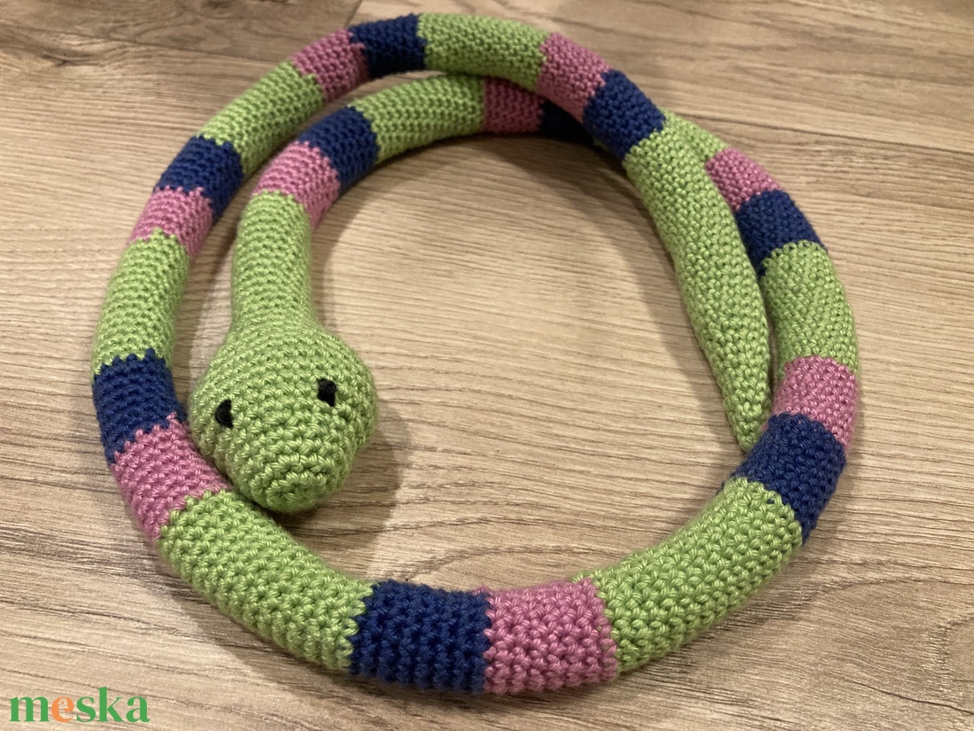 Horgolt 1 méteres csíkos kígyó - játék & sport - plüssállat & játékfigura - más figura - Meska.hu