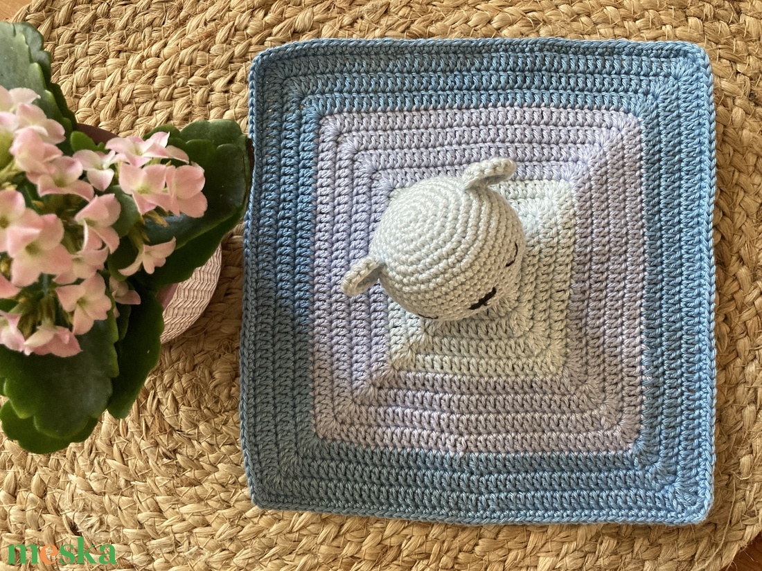 Horgolt macis alvóka, szundikendő - játék & sport - Meska.hu