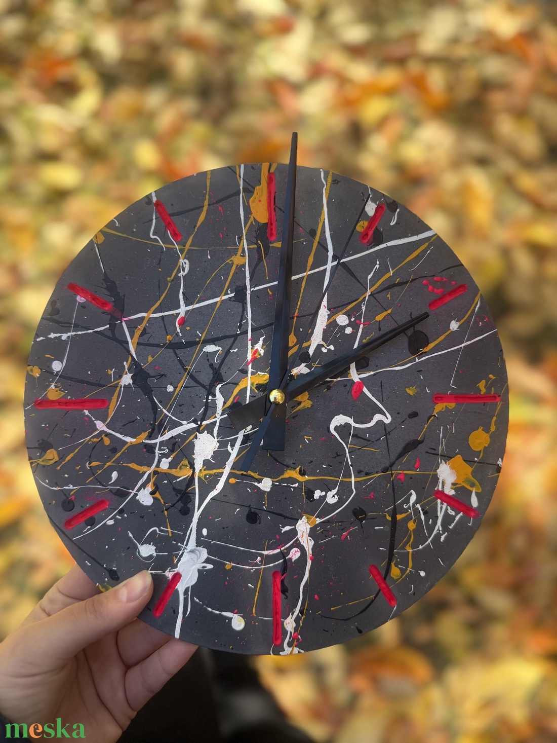 Beton falióra - akrill festéssel díszítve - otthon & életmód - dekoráció - fali és függő dekoráció - falióra & óra - Meska.hu