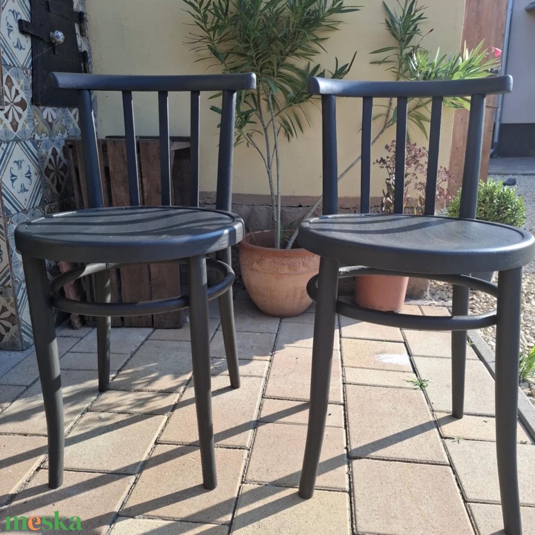 Felújított vintage Thonet-stílusú székpár Annie Sloan Graphite festéssel, kézműves felújítás - otthon & életmód - bútor - szék & fotel - Meska.hu Felújított vintage Thonet-stílusú székpár Annie Sloan Graphite festéssel, kézműves felújítás - otthon & életmód - bútor - szék & fotel - Meska.hu