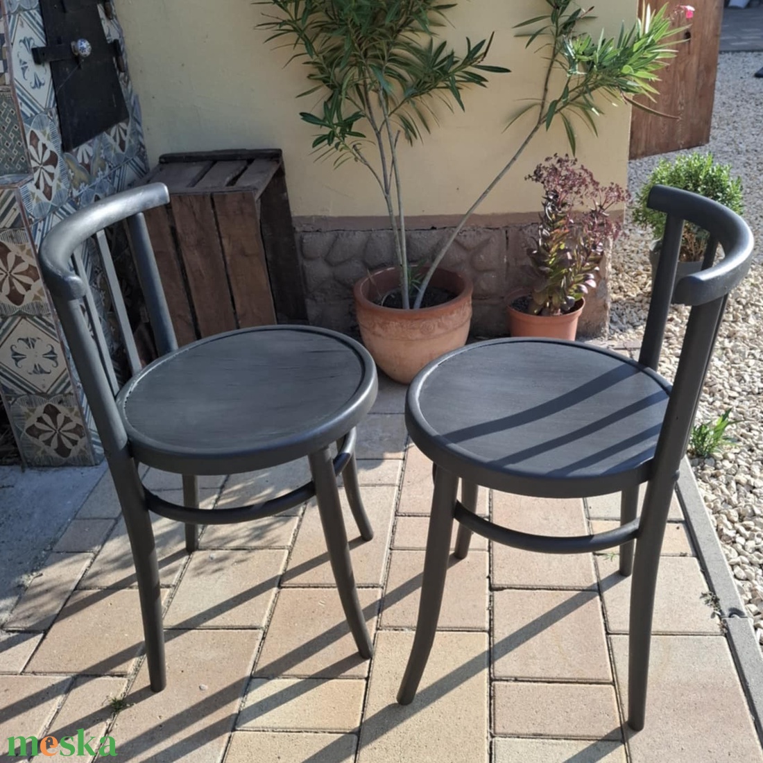 Felújított vintage Thonet-stílusú székpár Annie Sloan Graphite festéssel, kézműves felújítás - otthon & életmód - bútor - szék & fotel - Meska.hu Felújított vintage Thonet-stílusú székpár Annie Sloan Graphite festéssel, kézműves felújítás - otthon & életmód - bútor - szék & fotel - Meska.hu