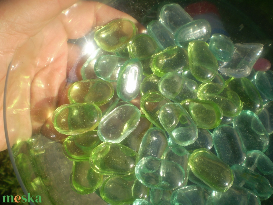 ÜVEGCSEPP átlászó, zöldes ovális kb.  fél kg olcsón - kellékek & szerszámok - dekorációs kellékek - mozaik - Meska.hu
