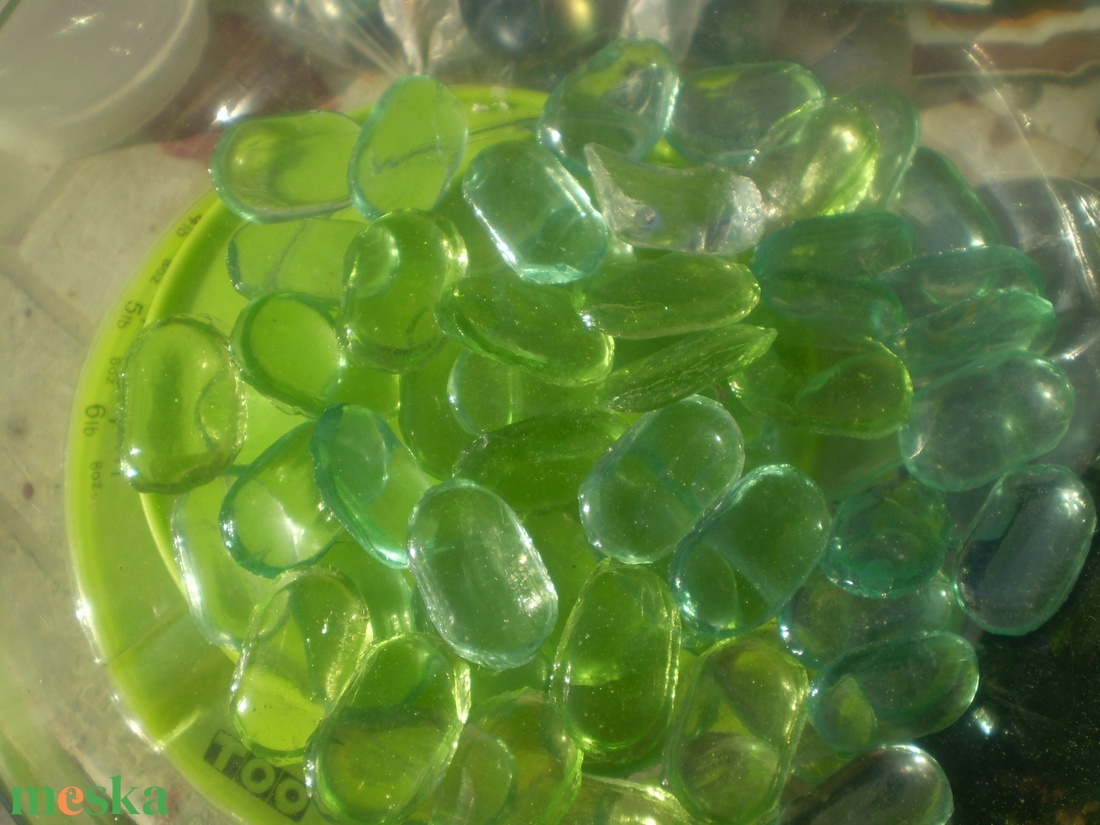 ÜVEGCSEPP átlászó, zöldes ovális kb.  fél kg olcsón - kellékek & szerszámok - dekorációs kellékek - mozaik - Meska.hu