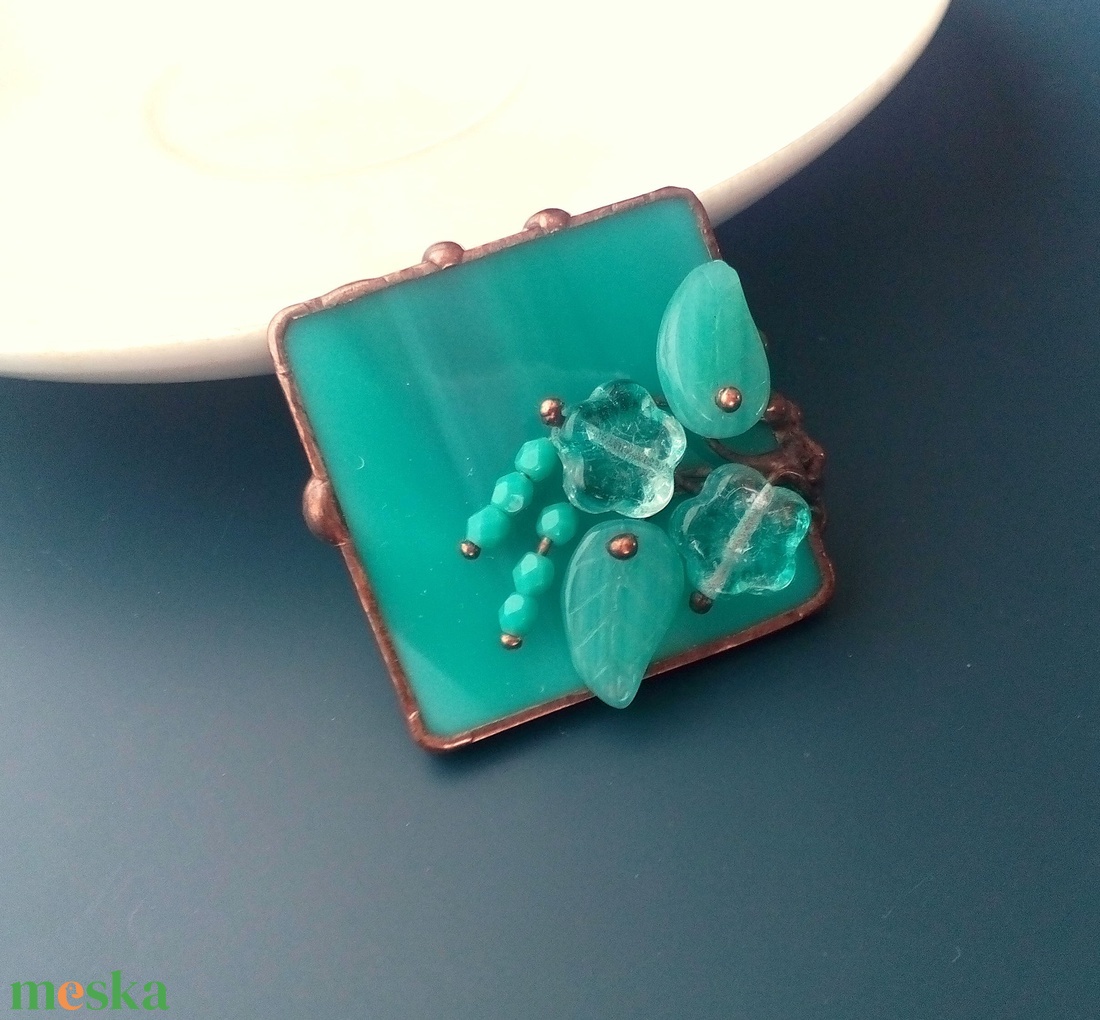 Türkiz üvegékszer bross, Virágcsokor - ékszer - kitűző és bross - kitűző - Meska.hu Türkiz üvegékszer bross, Virágcsokor - ékszer - kitűző és bross - kitűző - Meska.hu