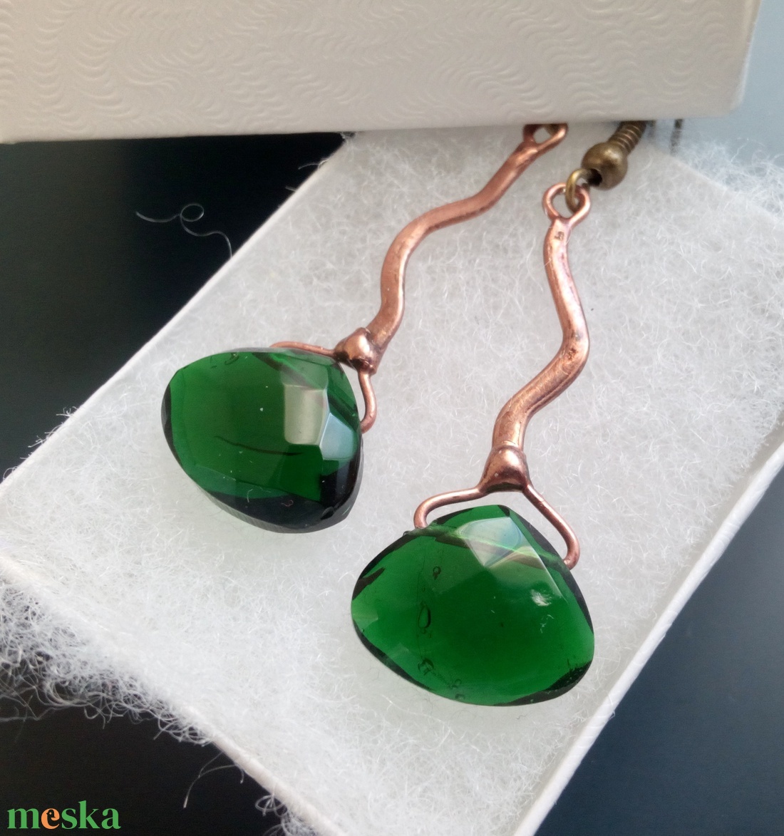 Smaragdzöld gyöngy fülbevaló - ékszer - fülbevaló - lógó fülbevaló - Meska.hu