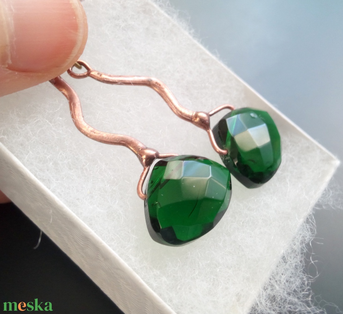 Smaragdzöld gyöngy fülbevaló - ékszer - fülbevaló - lógó fülbevaló - Meska.hu