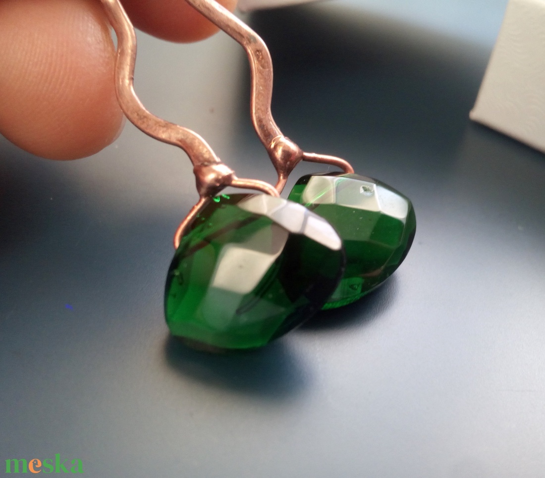 Smaragdzöld gyöngy fülbevaló - ékszer - fülbevaló - lógó fülbevaló - Meska.hu