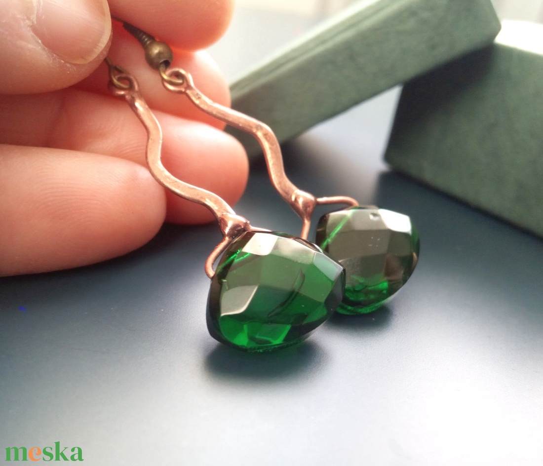 Smaragdzöld gyöngy fülbevaló - ékszer - fülbevaló - lógó fülbevaló - Meska.hu