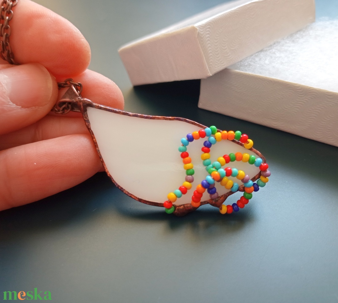 Üvegékszer medál, fehér üvegen szines gyöngyök, Gyöngyhullámok - ékszer - nyaklánc - medál - Meska.hu