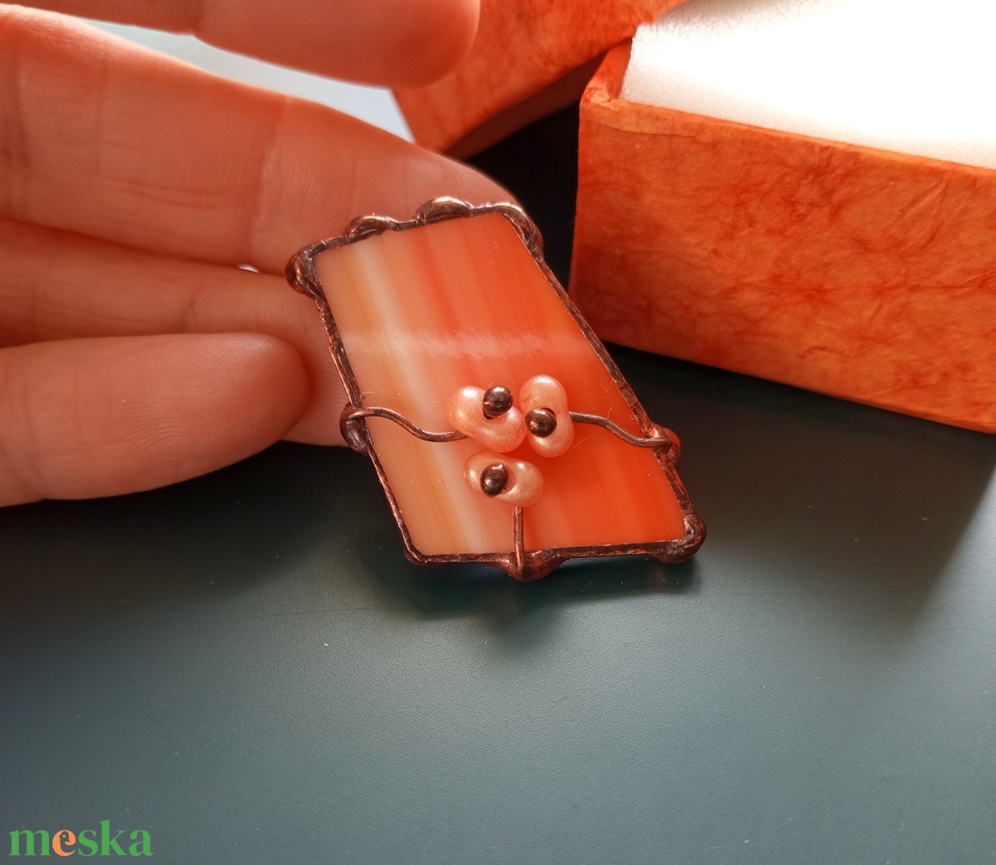 Narancssárga üvegékszer bross  - ékszer - kitűző és bross - kitűző - Meska.hu