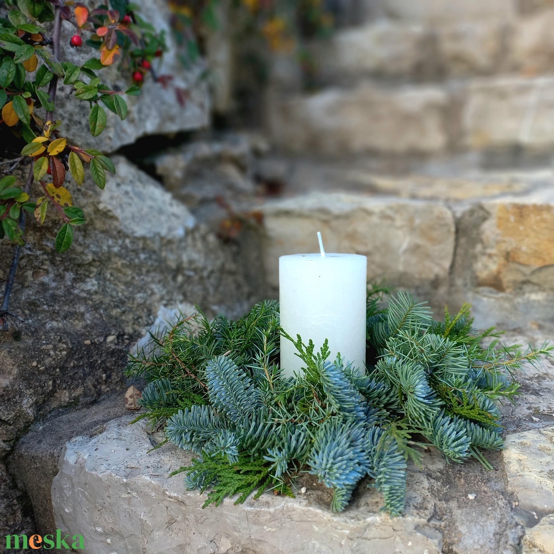 Egyszerű asztali dísz nagy gyertyával és örökzöldekkel - karácsony - adventi díszek - adventi asztaldísz - Meska.hu