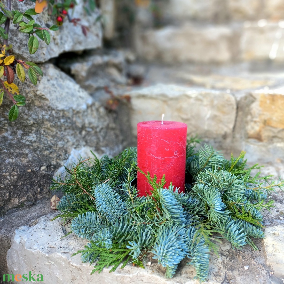 Egyszerű asztali dísz nagy gyertyával és örökzöldekkel - karácsony - adventi díszek - adventi asztaldísz - Meska.hu