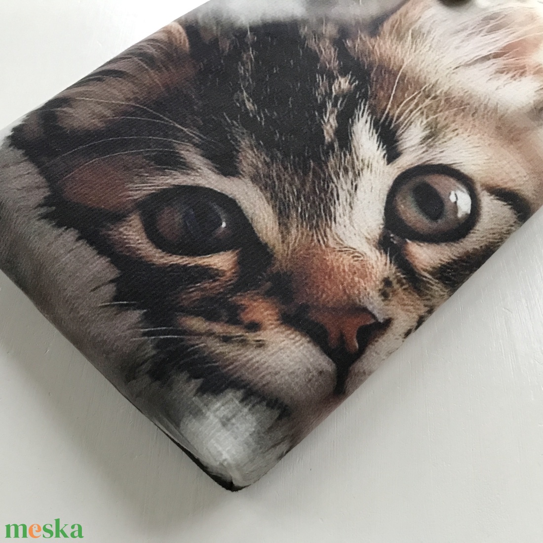 Könyvtok, pihenő cica mintával, gombos zárral - Artiroka - könyv & zene - könyvtok - Meska.hu