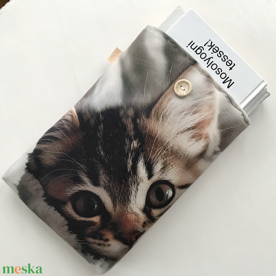 Könyvtok, pihenő cica mintával, gombos zárral - Artiroka - könyv & zene - könyvtok - Meska.hu