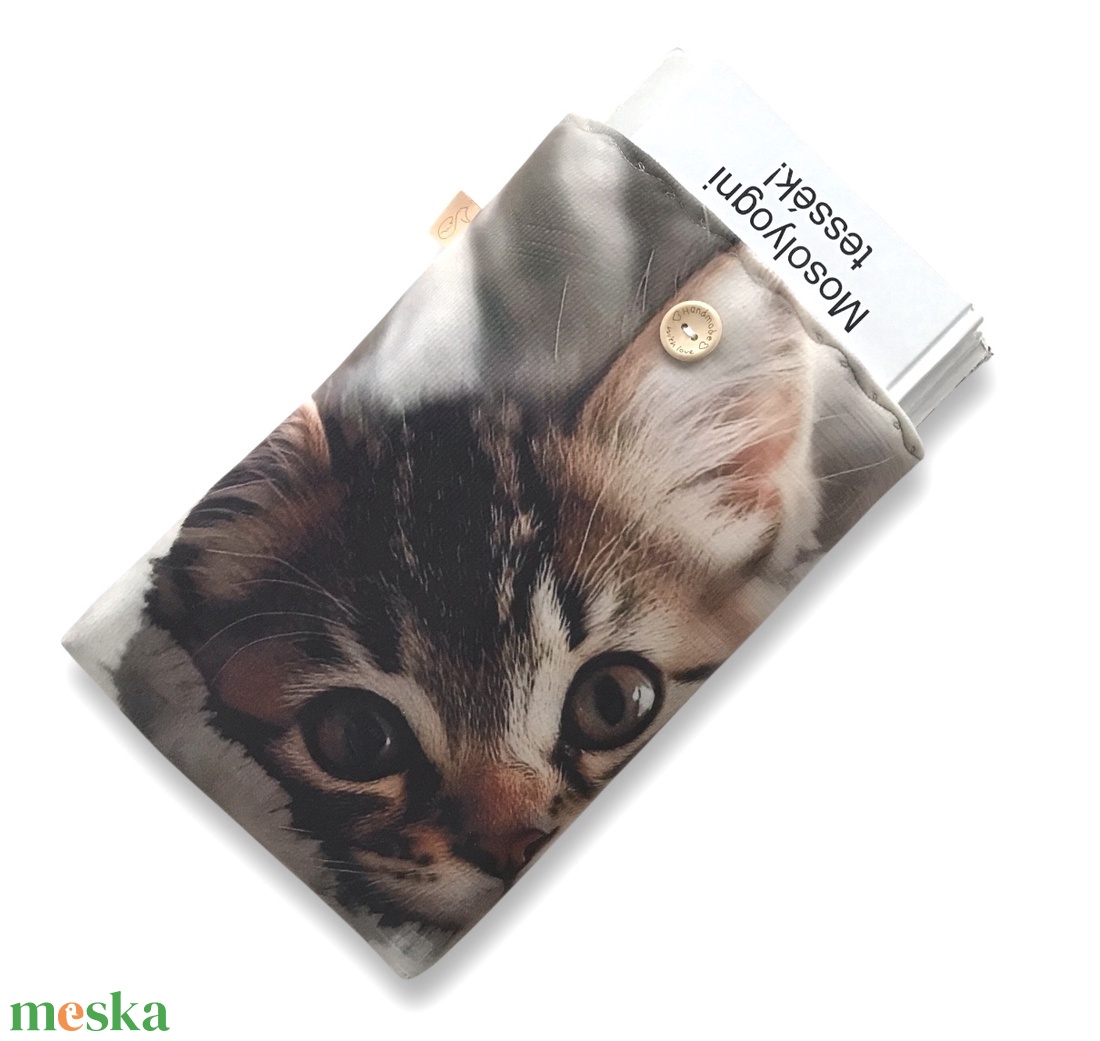 Könyvtok, pihenő cica mintával, gombos zárral - Artiroka - könyv & zene - könyvtok - Meska.hu