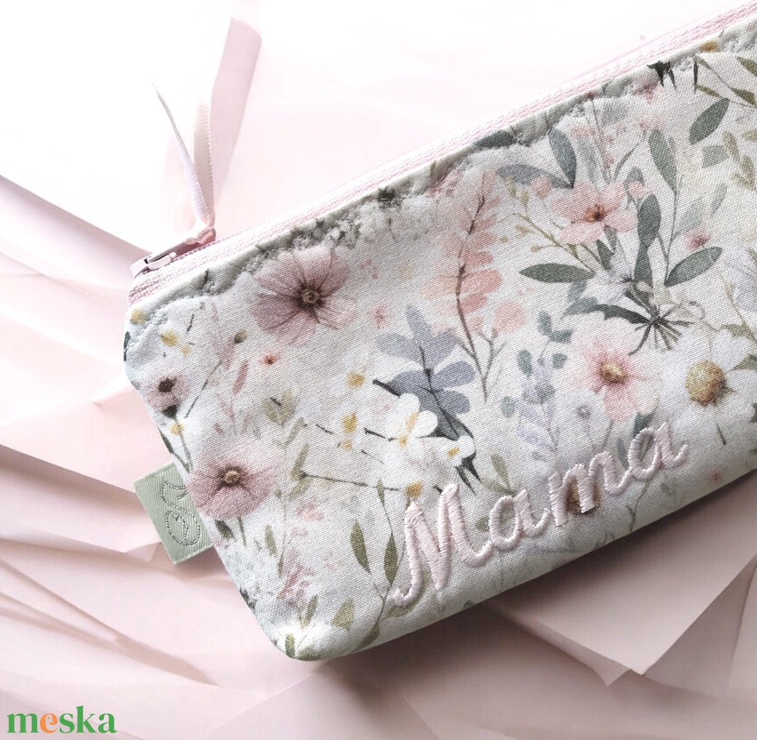 Virágoskert mintás tolltartó neszesszer Mama hímzéssel Anyák napjára - táska & tok - neszesszer - Meska.hu