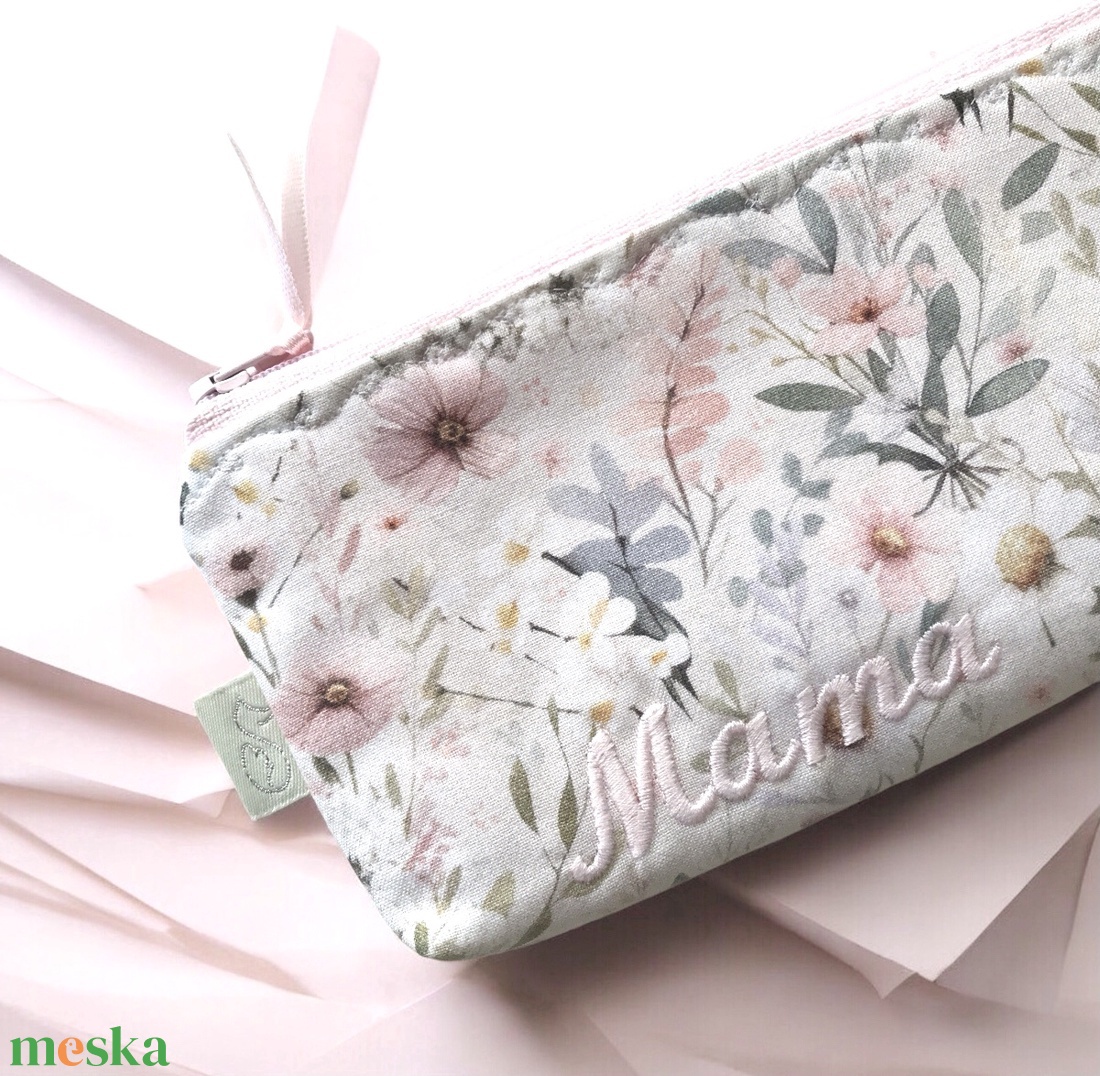 Virágoskert mintás tolltartó neszesszer Mama hímzéssel Anyák napjára - táska & tok - neszesszer - Meska.hu