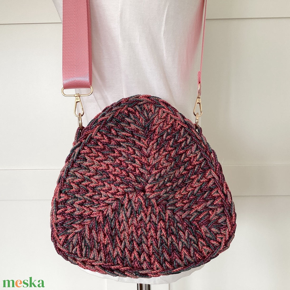 Háromszög alakú, horgolt, színes táska - táska & tok - kézitáska & válltáska - válltáska - Meska.hu