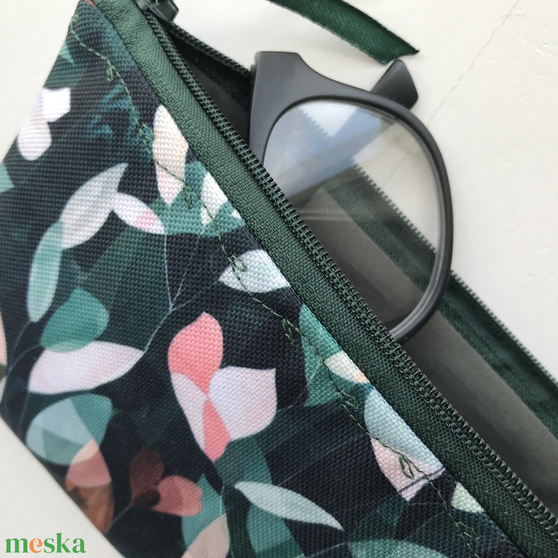 Vízálló tolltartó neszesszer, szemüvegtok liliomfa virág és levelek mintával - táska & tok - neszesszer - Meska.hu