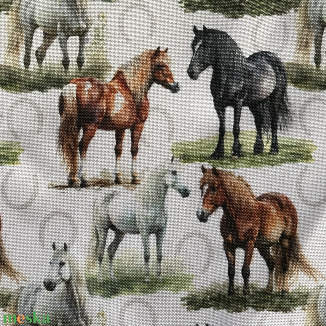 Fehér alapon lovak mintás vízálló textil - Artiroka - kellékek & szerszámok - méteráru - szövet - Meska.hu