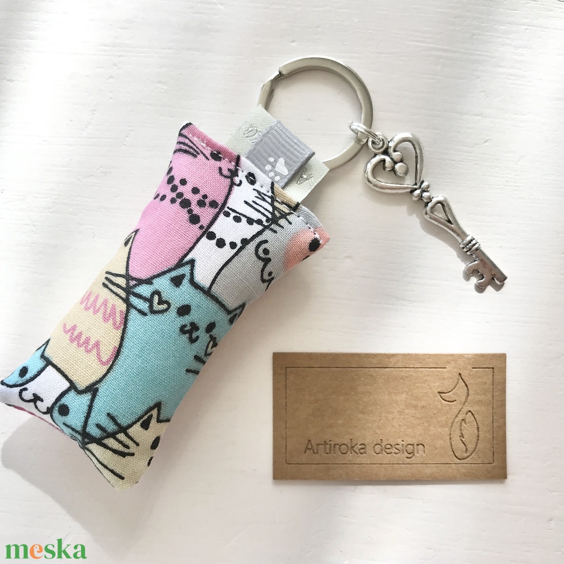 Cica mintás kulcstartó, vintage kulcs medállal - Artiroka design - táska & tok - kulcstartó & táskadísz - kulcstartó - Meska.hu Cica mintás kulcstartó, vintage kulcs medállal - Artiroka design - táska & tok - kulcstartó & táskadísz - kulcstartó - Meska.hu