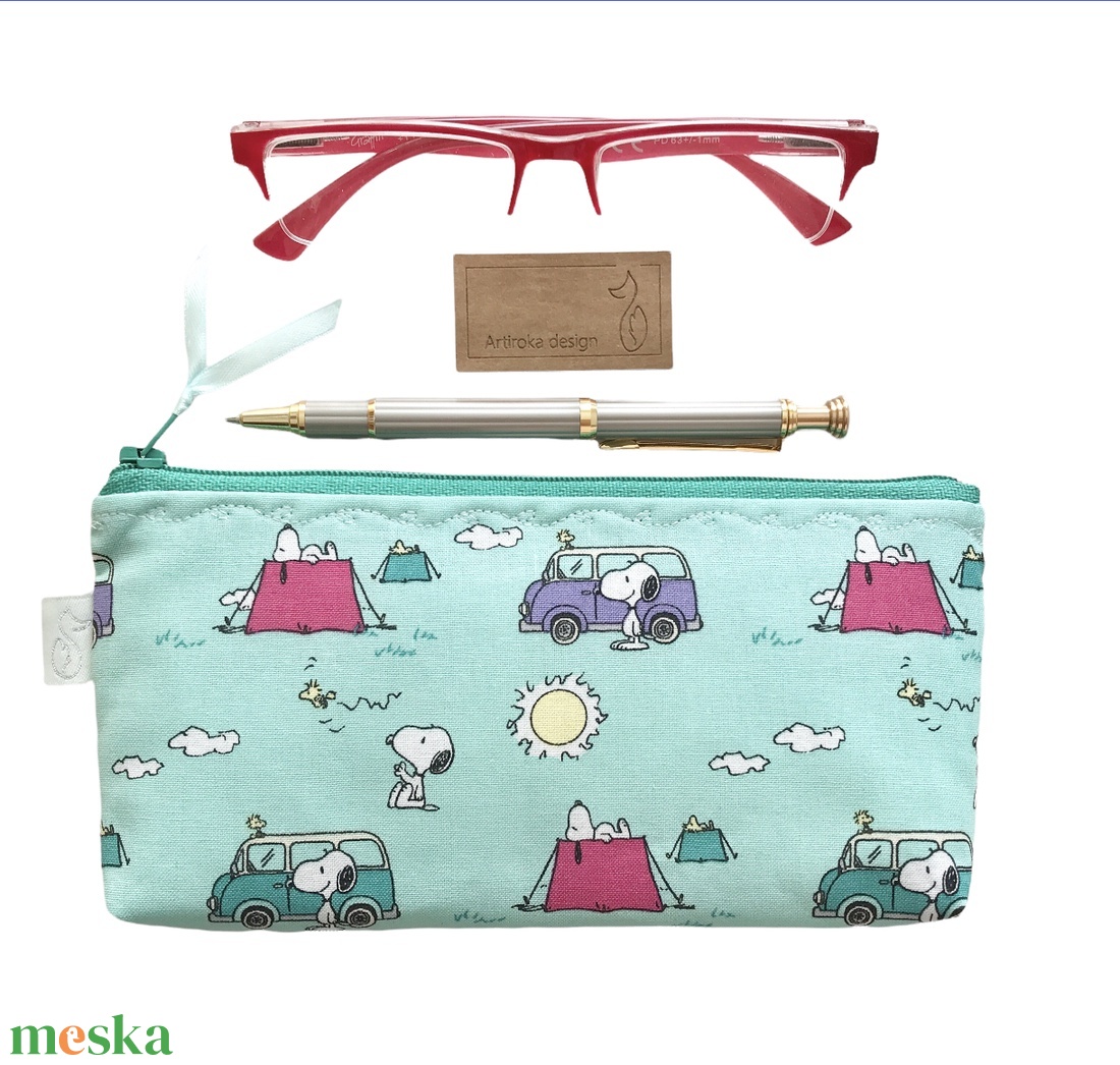 SNOOPY nyaral - mintás prémium neszesszer, tolltartó, szemüvegtok - Artiroka design - otthon & életmód - papír, írószer - tolltartó & ceruzatekercs - Meska.hu SNOOPY nyaral - mintás prémium neszesszer, tolltartó, szemüvegtok - Artiroka design - otthon & életmód - papír, írószer - tolltartó & ceruzatekercs - Meska.hu