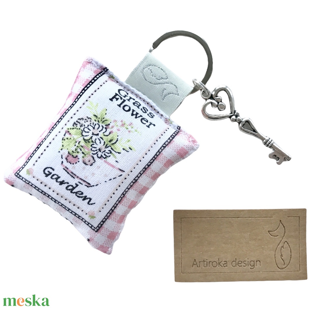 Kertész leszek - Eper mintás kulcstartó, kis vintage kulcs medállal - Artiroka design - táska & tok - kulcstartó & táskadísz - kulcstartó - Meska.hu Kertész leszek - Eper mintás kulcstartó, kis vintage kulcs medállal - Artiroka design - táska & tok - kulcstartó & táskadísz - kulcstartó - Meska.hu