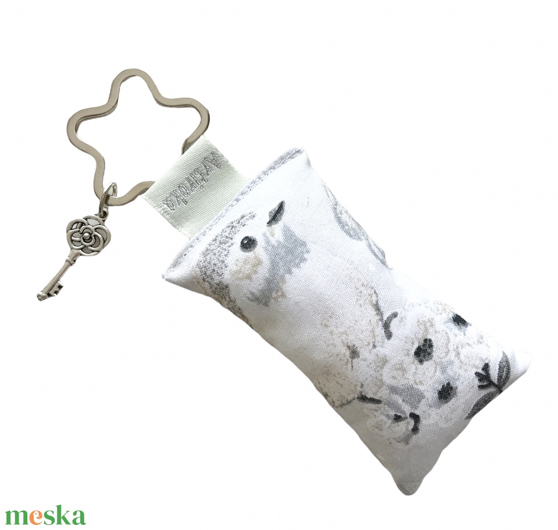 AKCIÓ - Madár mintás kulcstartó kis vintage kulcs medállal - Artiroka design - táska & tok - kulcstartó & táskadísz - kulcstartó - Meska.hu AKCIÓ - Madár mintás kulcstartó kis vintage kulcs medállal - Artiroka design - táska & tok - kulcstartó & táskadísz - kulcstartó - Meska.hu