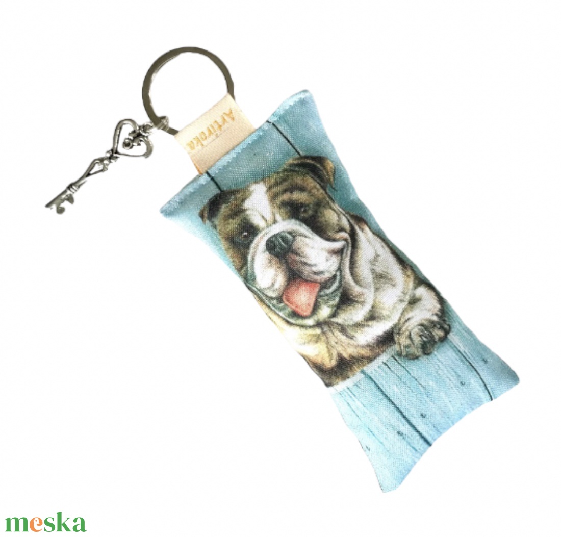 Angol bulldog kutya mintás kulcstartó, akár kis vintage kulccsal - Artiroka design - táska & tok - kulcstartó & táskadísz - kulcstartó - Meska.hu Angol bulldog kutya mintás kulcstartó, akár kis vintage kulccsal - Artiroka design - táska & tok - kulcstartó & táskadísz - kulcstartó - Meska.hu