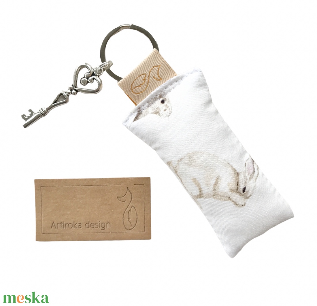 Nyuszi mintás kulcstartó, vintage kulcs medállal - HÚSVÉT - Artiroka design - táska & tok - kulcstartó & táskadísz - kulcstartó - Meska.hu Nyuszi mintás kulcstartó, vintage kulcs medállal - HÚSVÉT - Artiroka design - táska & tok - kulcstartó & táskadísz - kulcstartó - Meska.hu