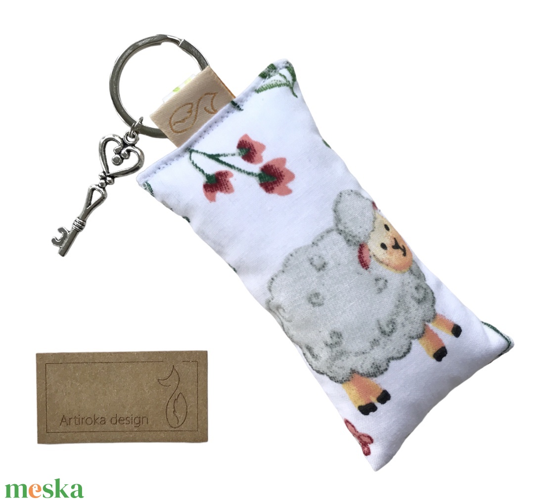 Mosolygó róka és bárány mintás egyedi kulcstartó Vintage kulcs medállal - Artiroka design - táska & tok - kulcstartó & táskadísz - kulcstartó - Meska.hu Mosolygó róka és bárány mintás egyedi kulcstartó Vintage kulcs medállal - Artiroka design - táska & tok - kulcstartó & táskadísz - kulcstartó - Meska.hu