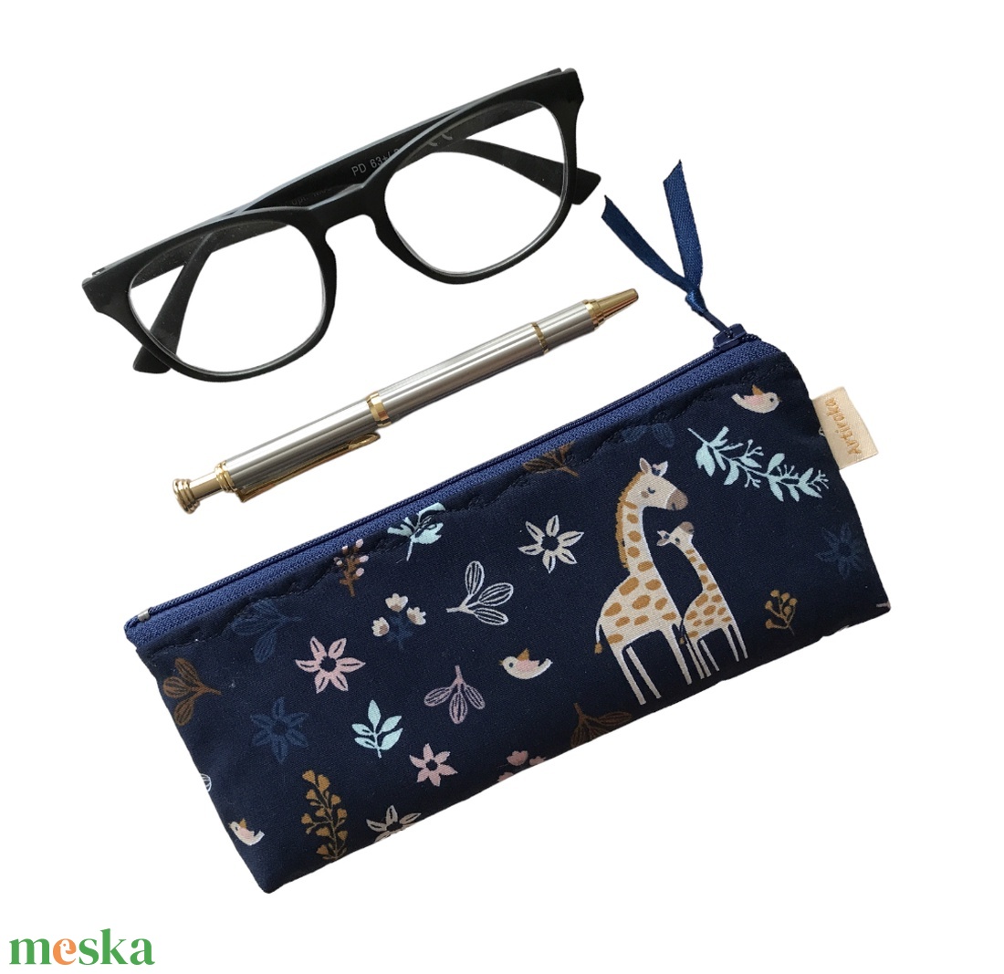 Zsiráf család mintás prémium pamut tolltartó neszesszer, szemüvegtok vagy mobiltok - sötétkék - Artiroka design - táska & tok - neszesszer - Meska.hu
